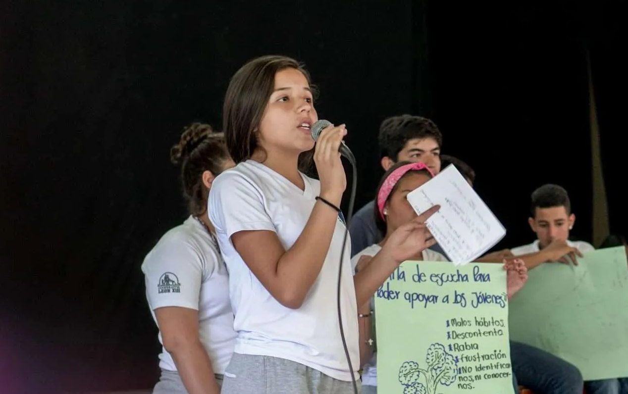 jóvenes participando