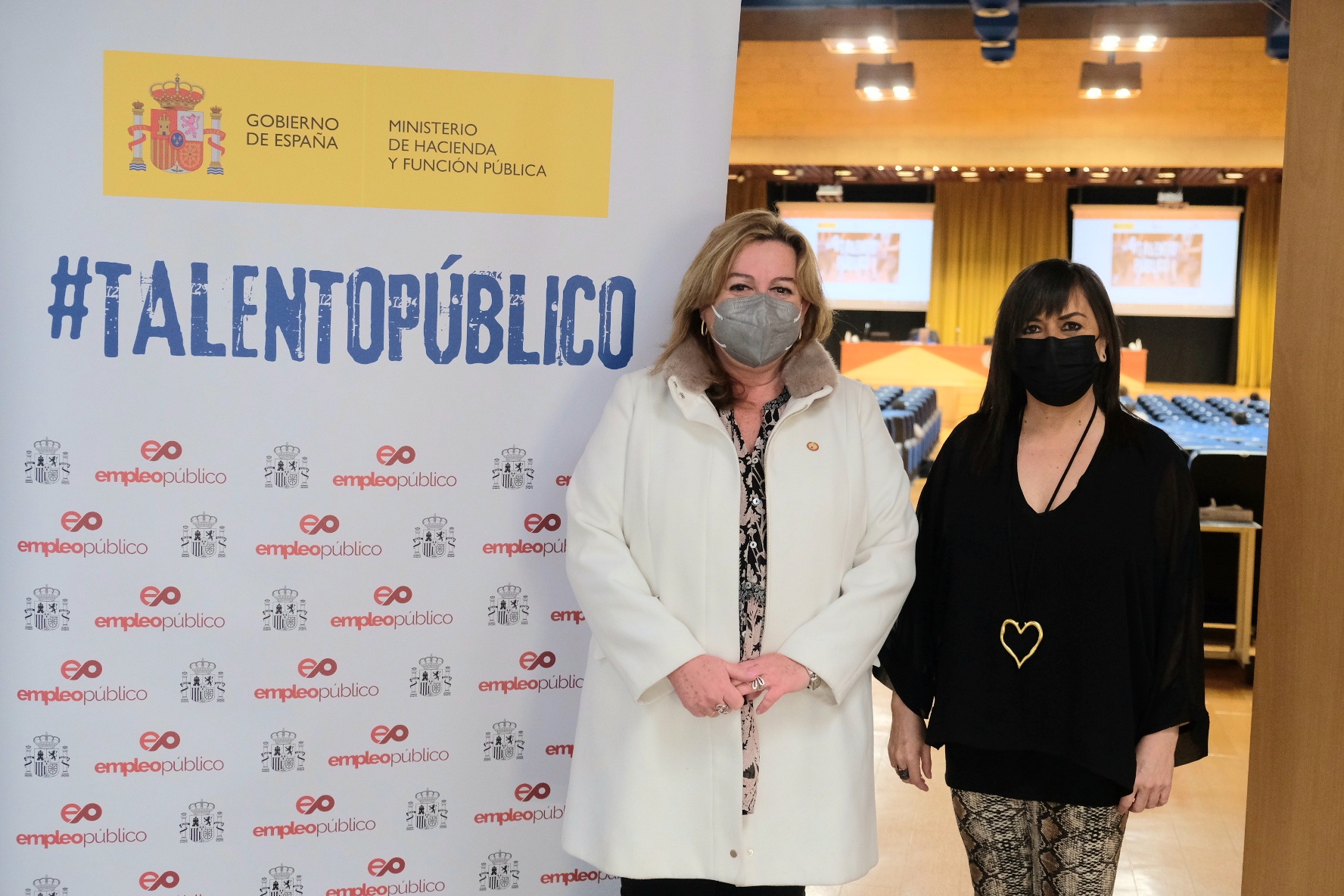 La vicerrectorqa de Estudiantes con Lidia Sánchez Millán, Secretaria de Estado de la Función Pública