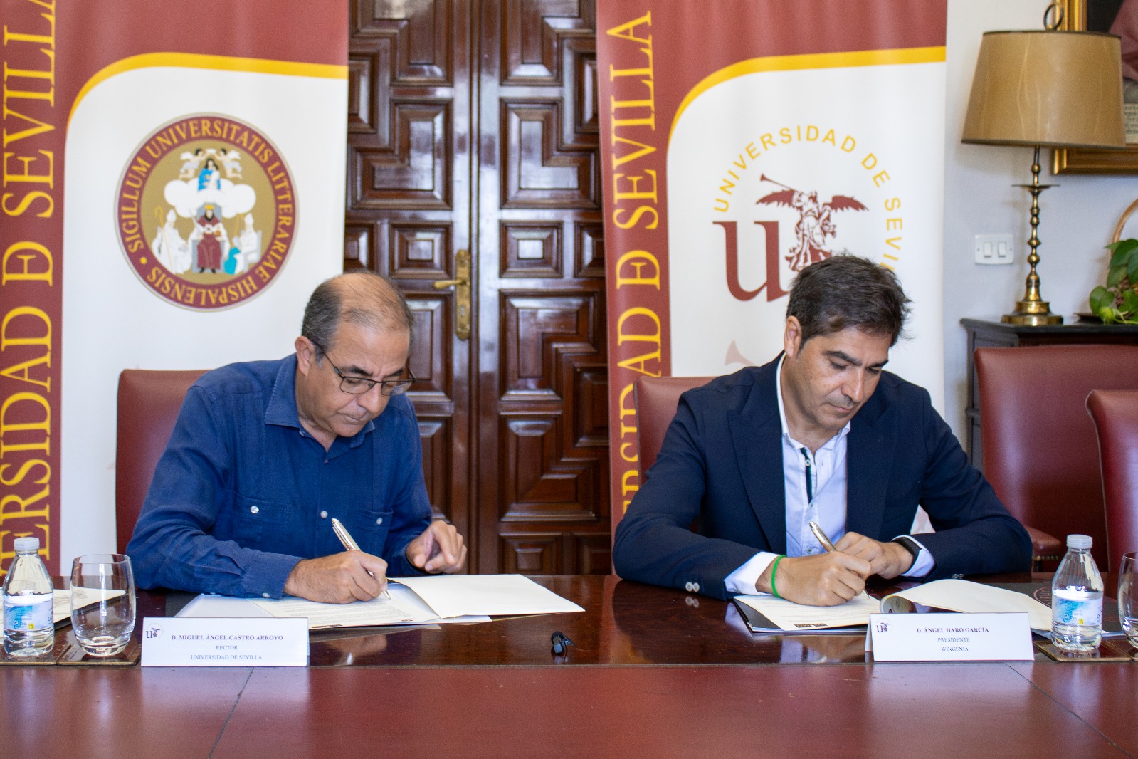 Miguel Ángel Castro y Ángel Aro en la firma del convenio de creación de la Cátedra