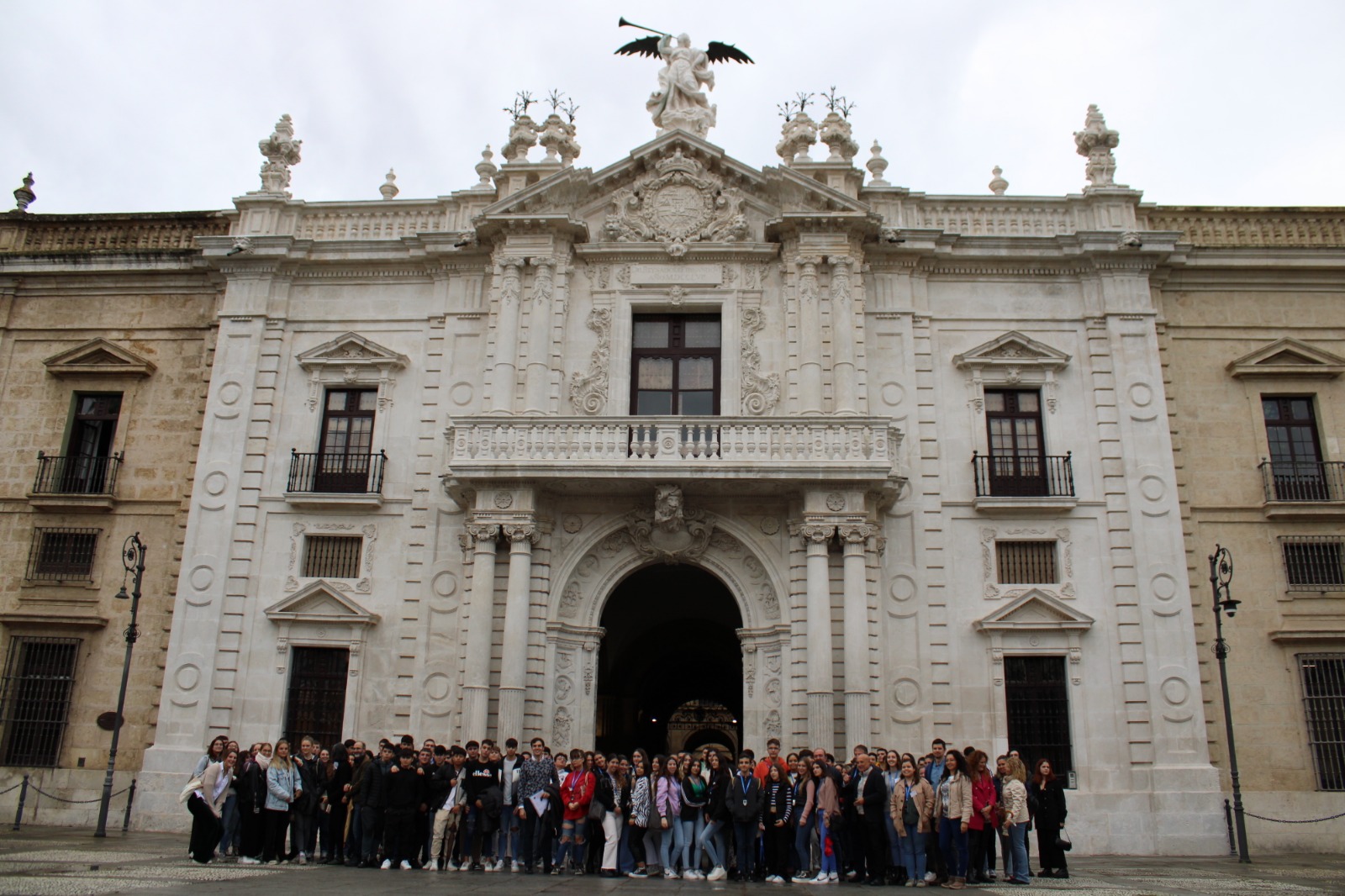 Los estudiante de bachillerrato en la entrada del Rectorado de la US