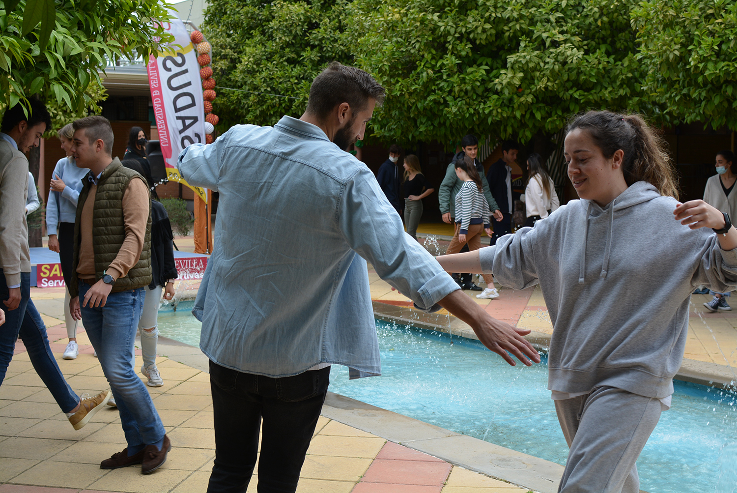 Pareja bailando sevillanas