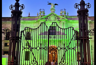 Iluminación de la fachada del Rectorado por el Día de la Salud Mental