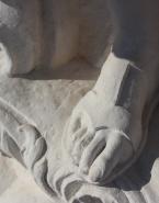 Detalles inferiores de la estatua de la Fama