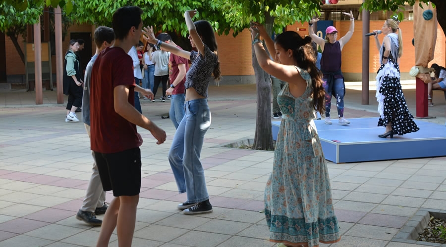 personas bailando