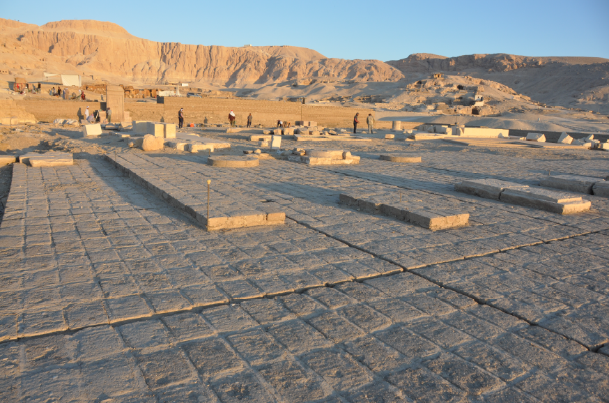 Excavaciones en el Templo Millones de Años de Tutmosis III, en Luxor.