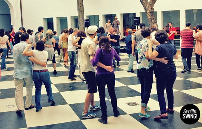 personas bailando