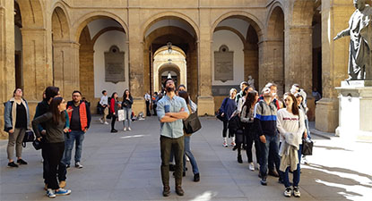 Estudiantes en el patio del Rectorado en la Universidad de Sevilla