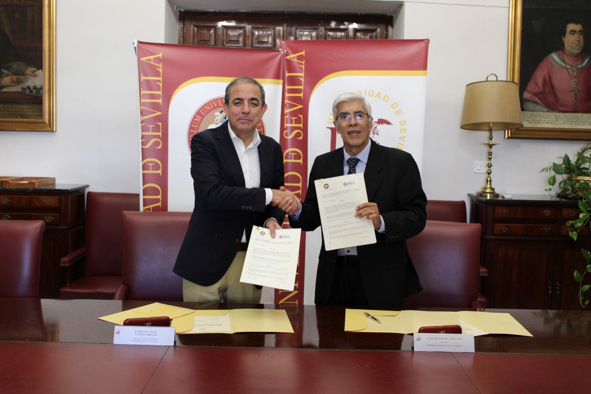 El rector de la US, Miguel Ángel Castro, con Oscar Alfonso Arellano, rector de Catamarca