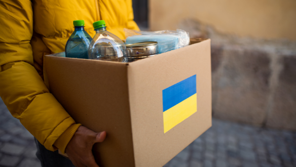 Persona con caja de productos para ayudar a Ucrania