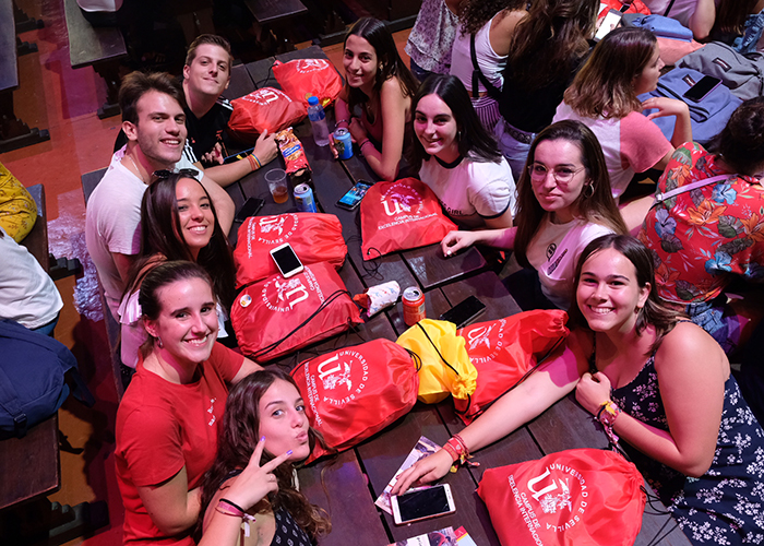 Alumnos en la Jornada de Bienvenida de la US