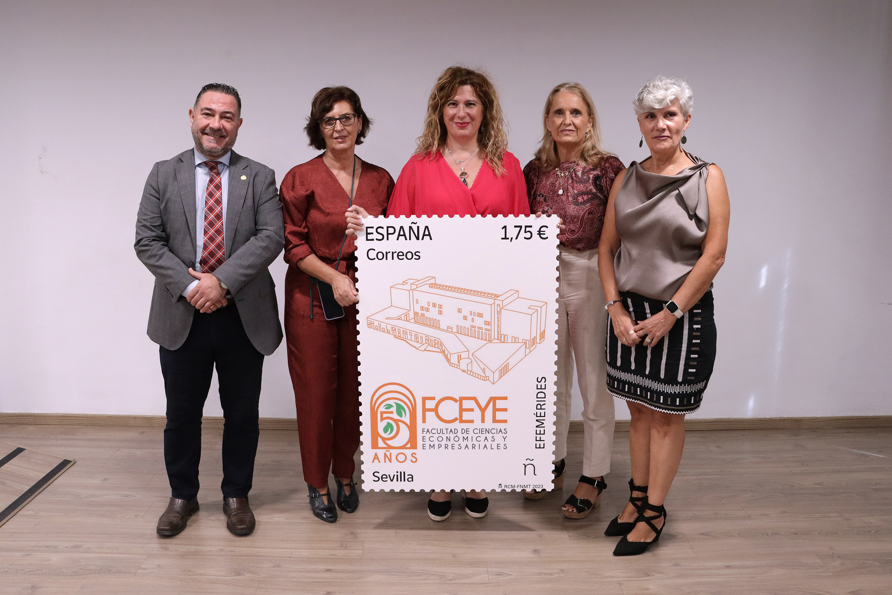 Sello de correos que conmemora el 50 aniversario de la FCEyE