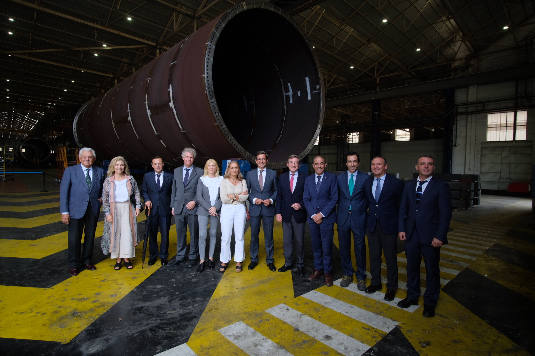 Las autoridades y representantes de empresas en la visita al Puerto de Sevilla