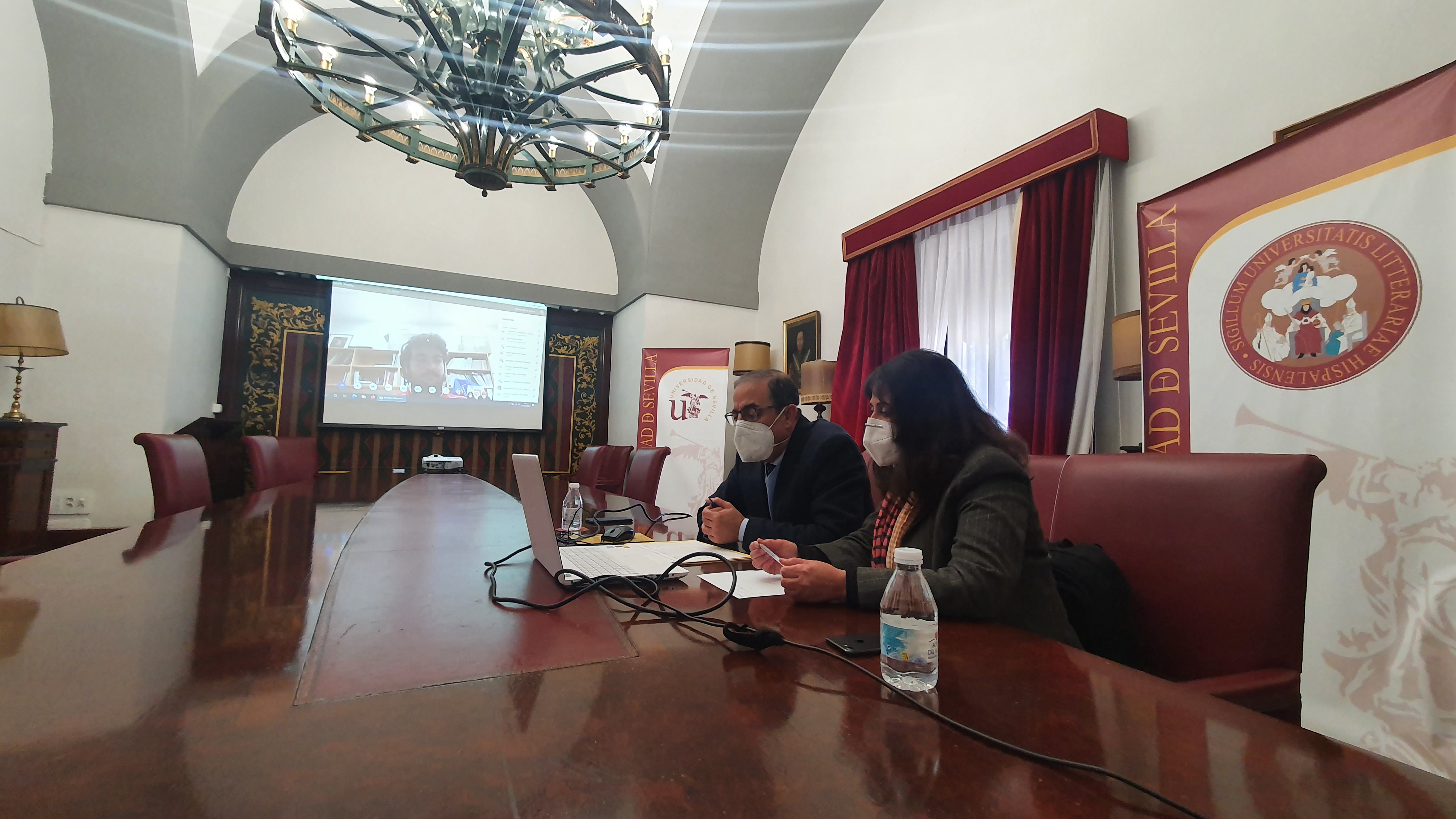 El Rector y la vicerrectora de Estudantes felicitan a los premiados