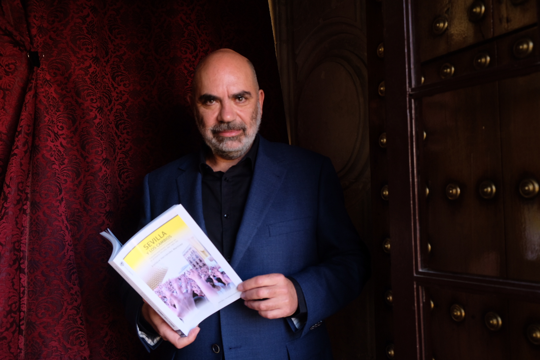 Enrique Hernández con su libro