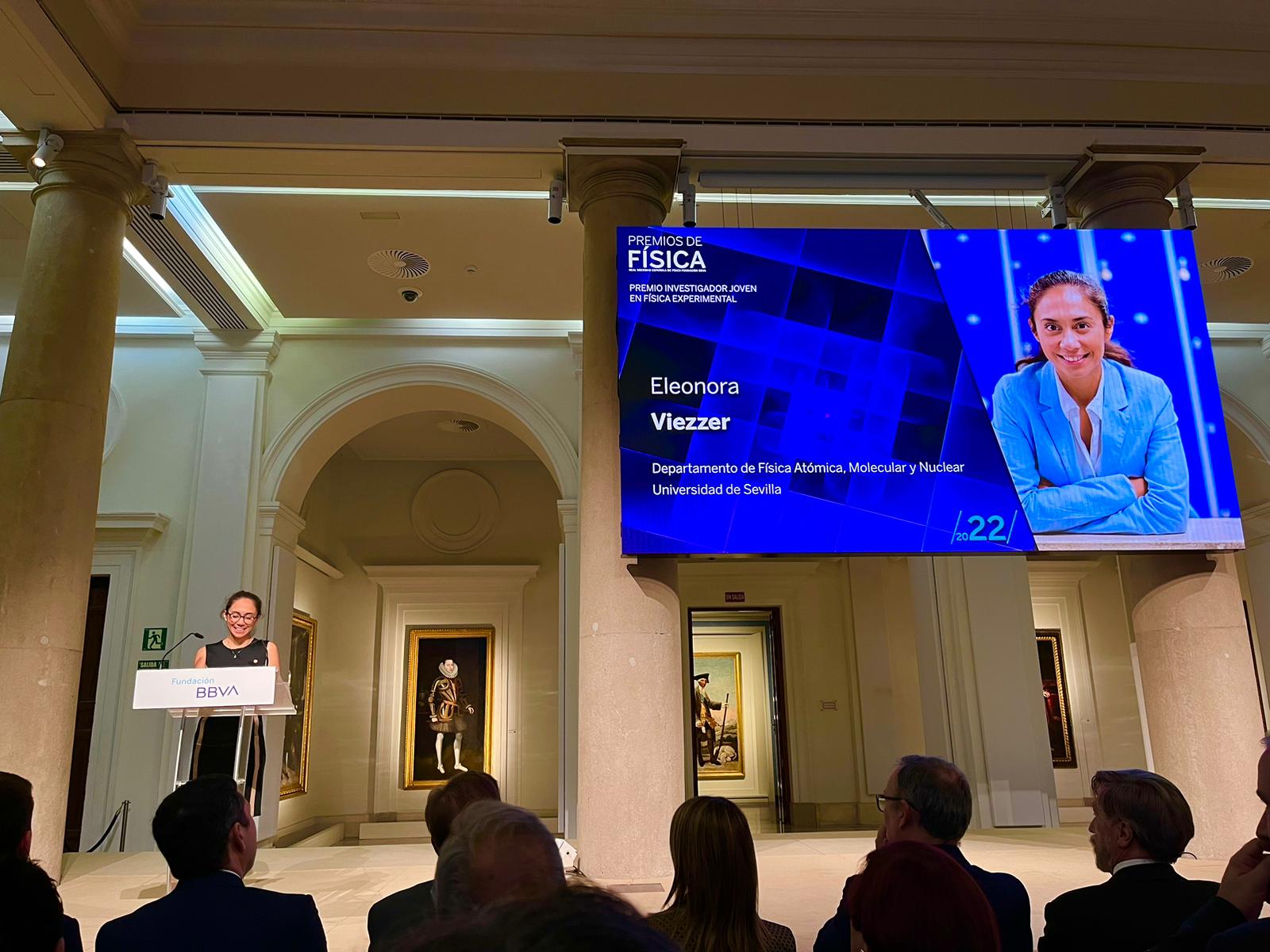 eleonora viezzer recogiendo un premio