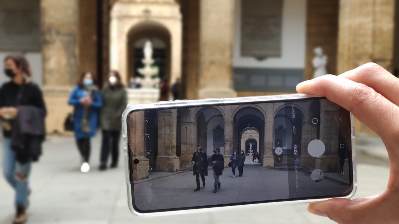 Persona haciendo fotografía en el Rectorado