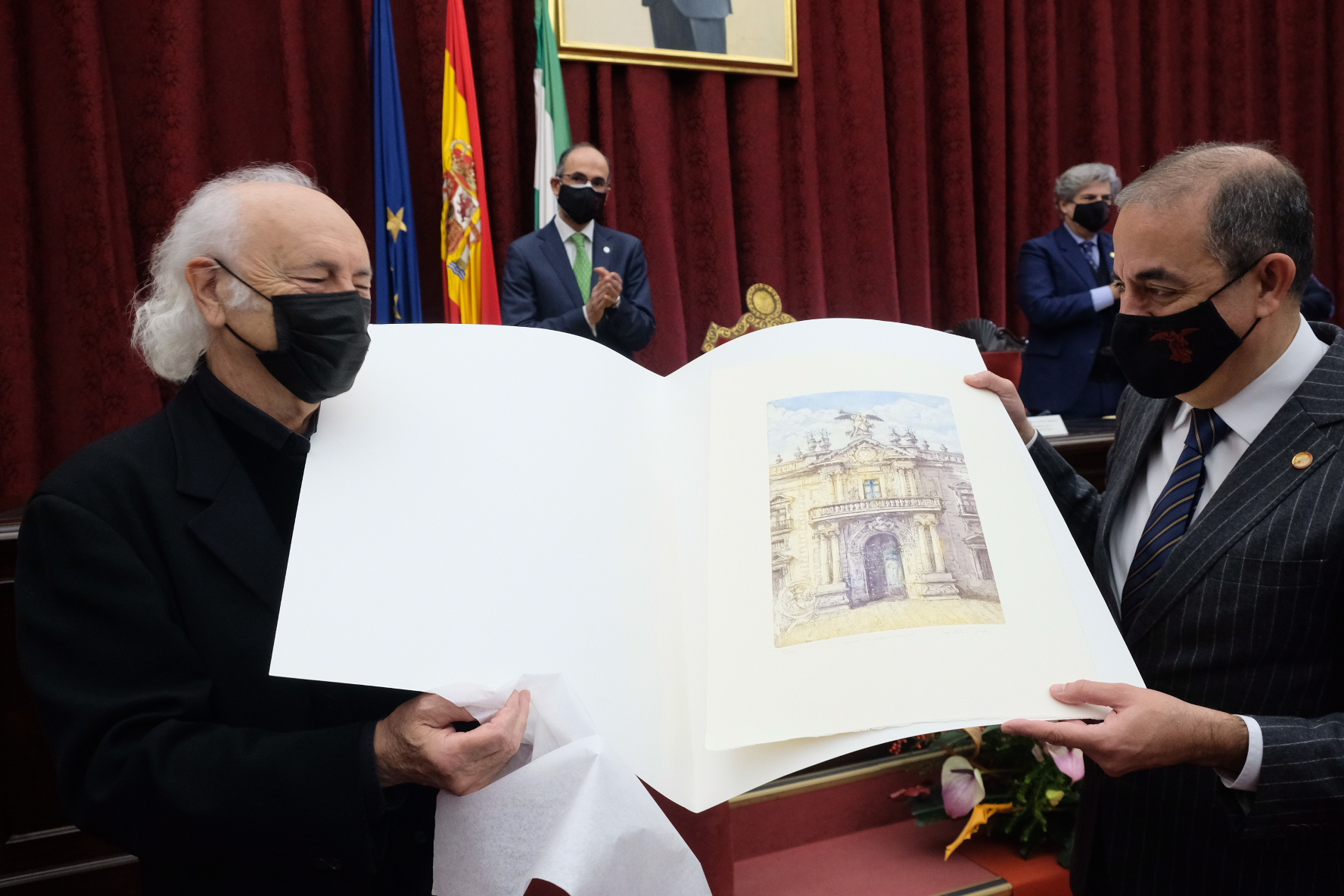 El rector entrega a Amancio Prada el grabado de la fachada del Rectorado