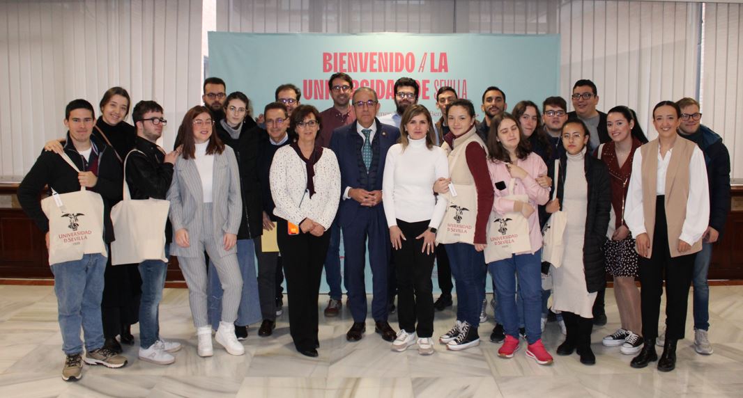 Alumnos de UniDiversUS con el rector de la Universidad de Sevilla