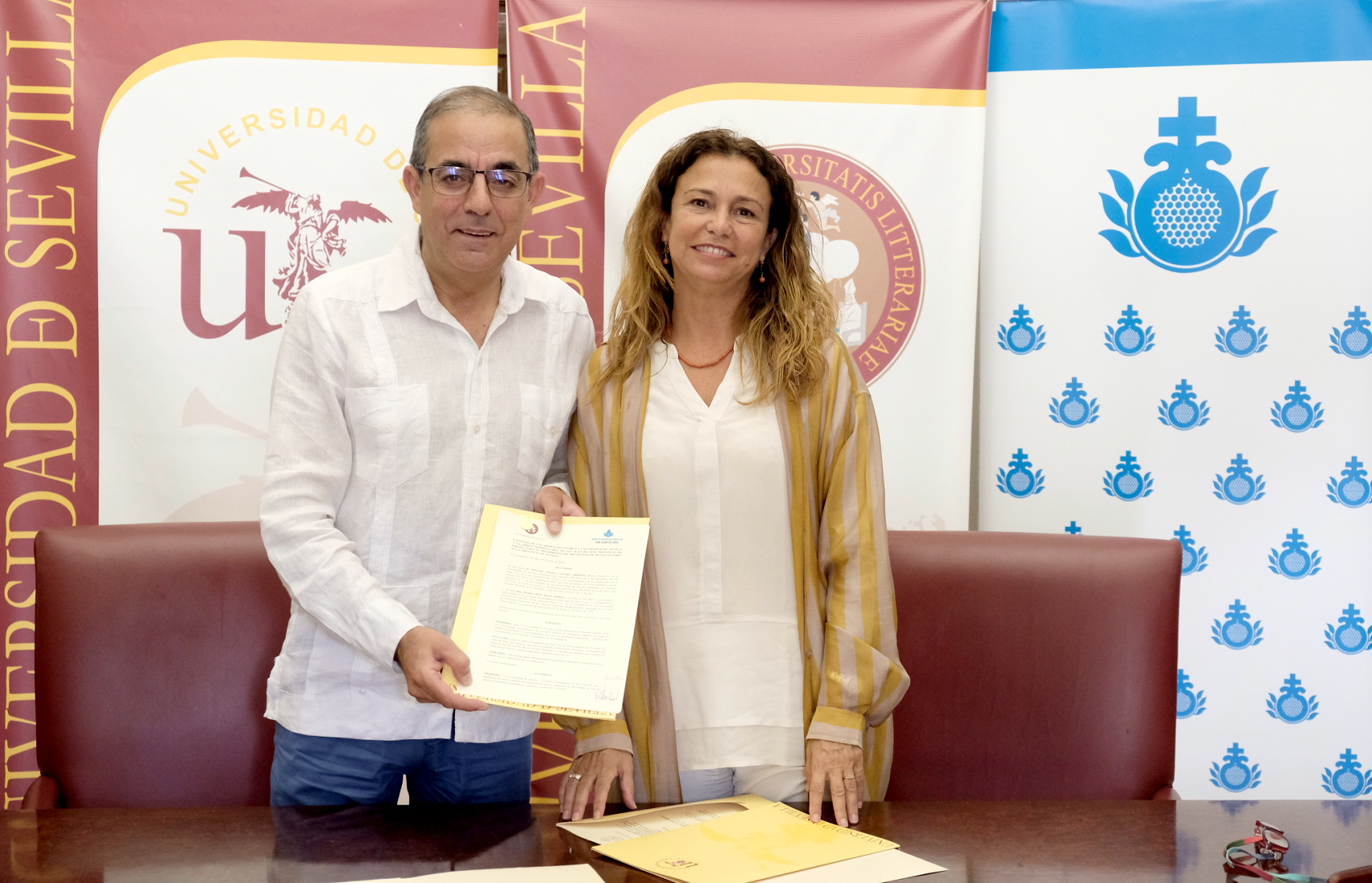 Miguel Ángel Castro y María José Daza durante el acto de firma