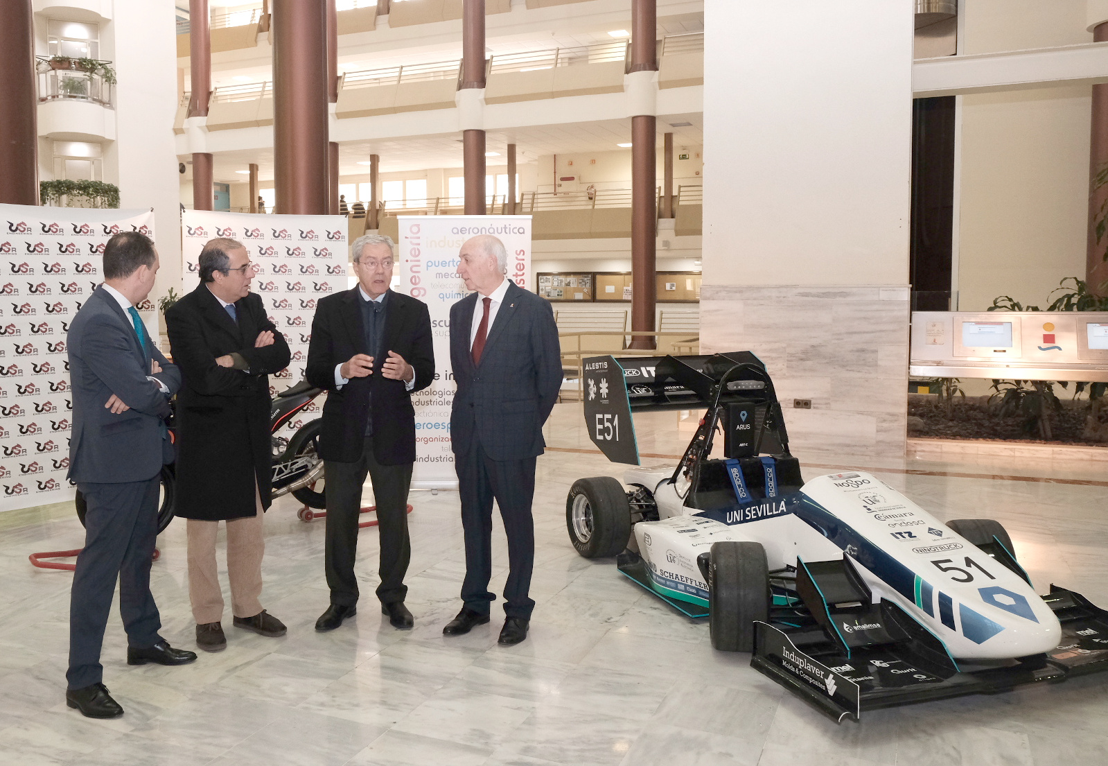 El consejero conoció al equipo de automovilismo ARUS
