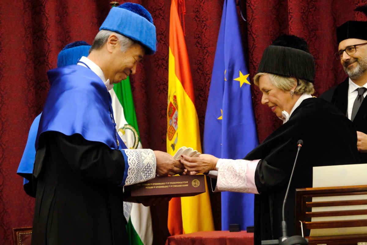 Takaaki Kajita investido Doctor Honoris Causa por la Universidad de Sevilla