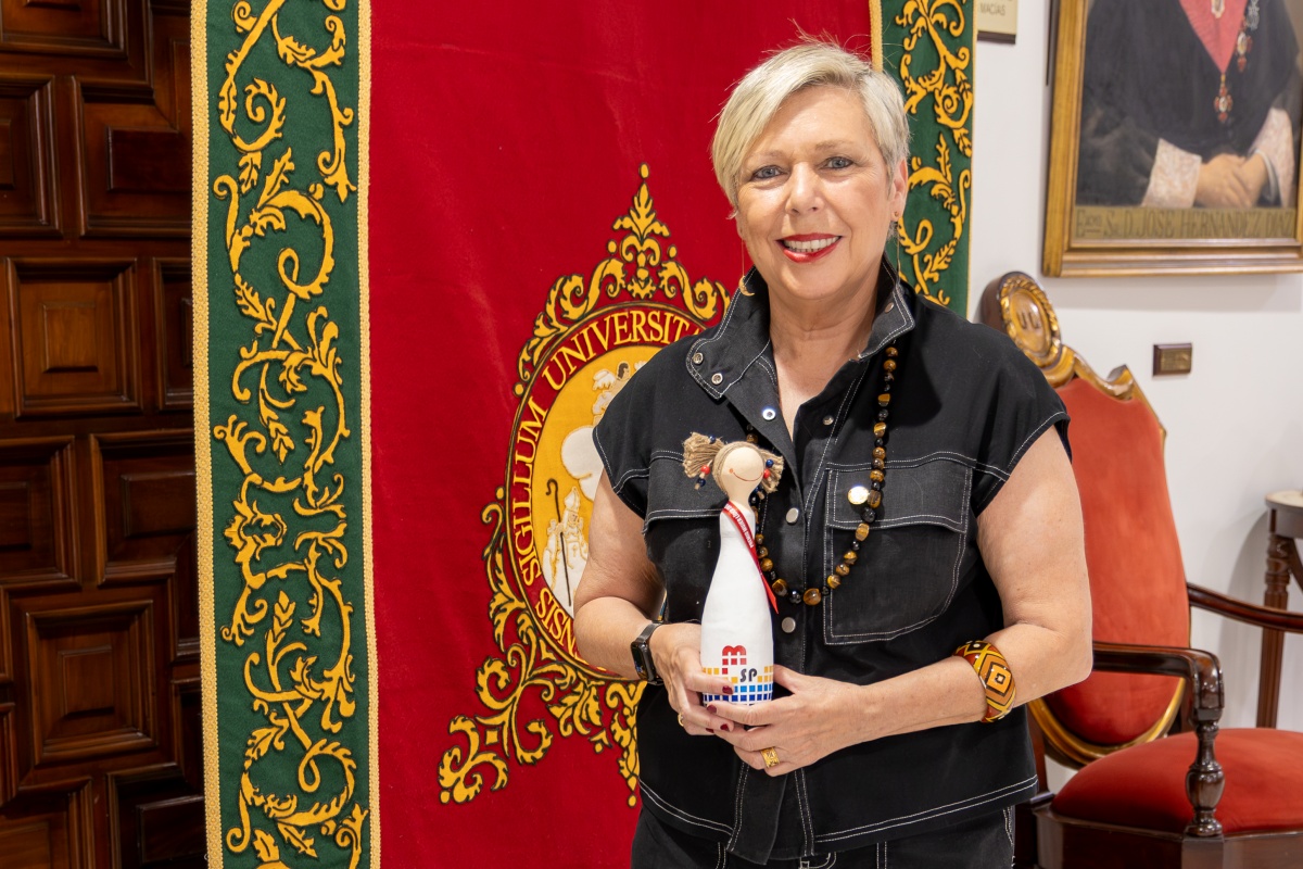 Carmen Vargas recibe el premio Mujer Líder en el Sector Público 2025
