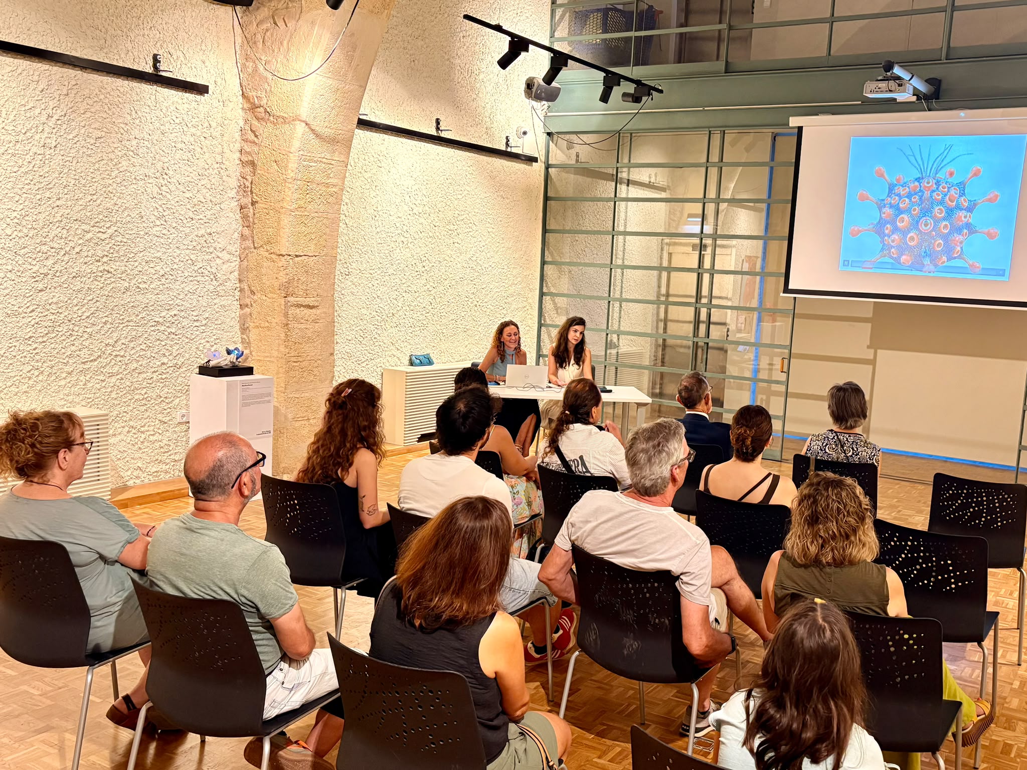Raquel Barrionuevo y Laura Nogaledo en la presentación de la exposición