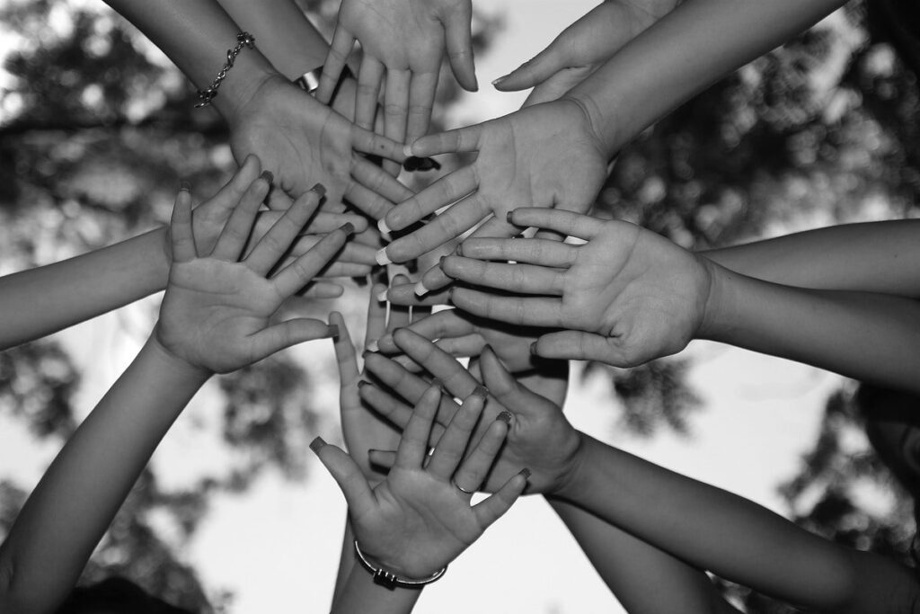 https://www.us.es/sites/default/files/noticia/HandsinaCircle08.16.2022-1024x683.jpg