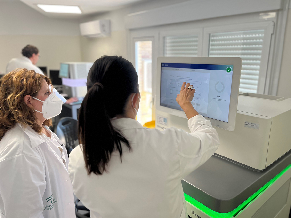 Profesionales de la Unidad de Medicina Maternofetal, Genética y Reproducción junto a uno de los equipos de secuenciación instalados.