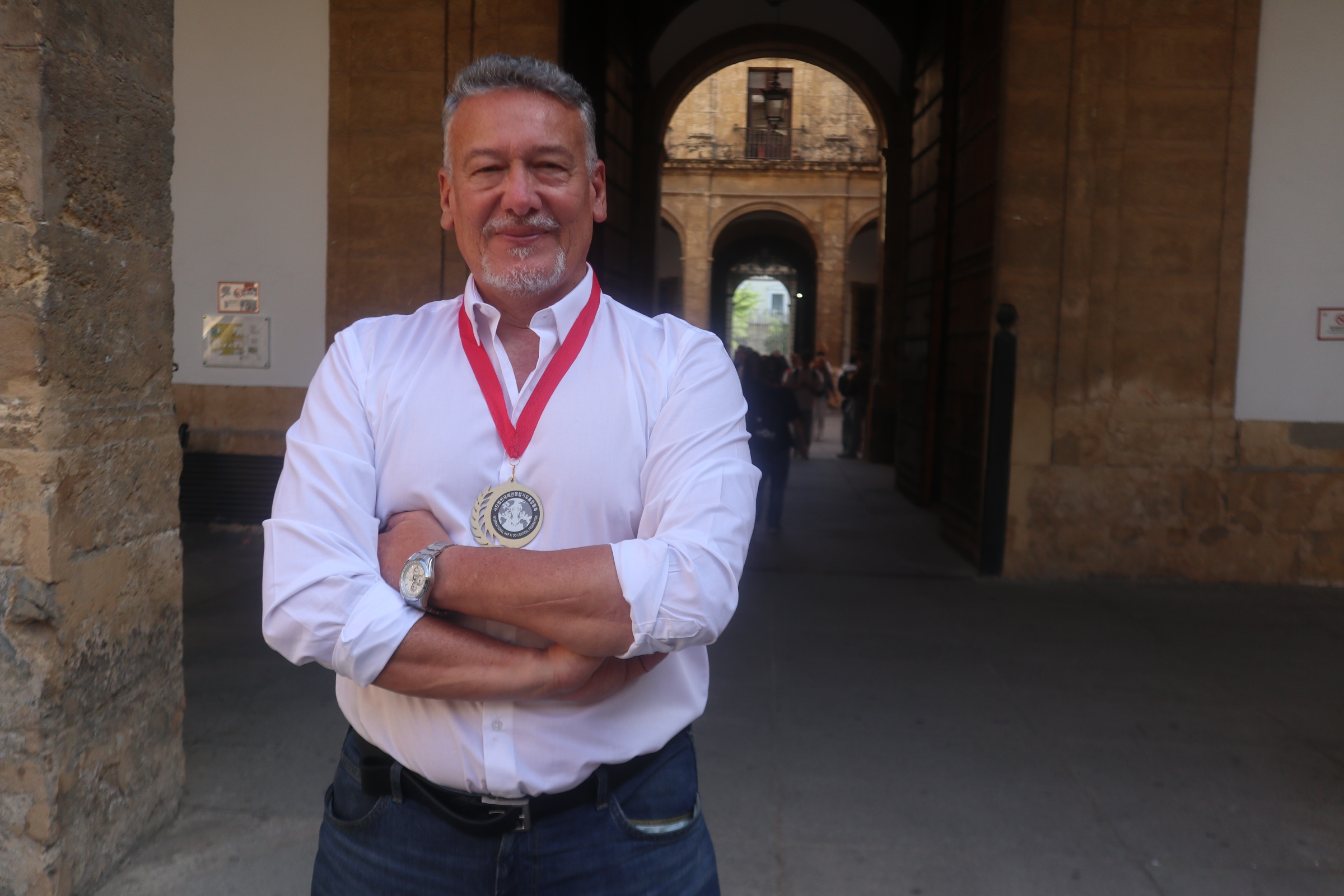 Miguel Gustavo Romero en uno de los patios del Rectorado de la Universidad 