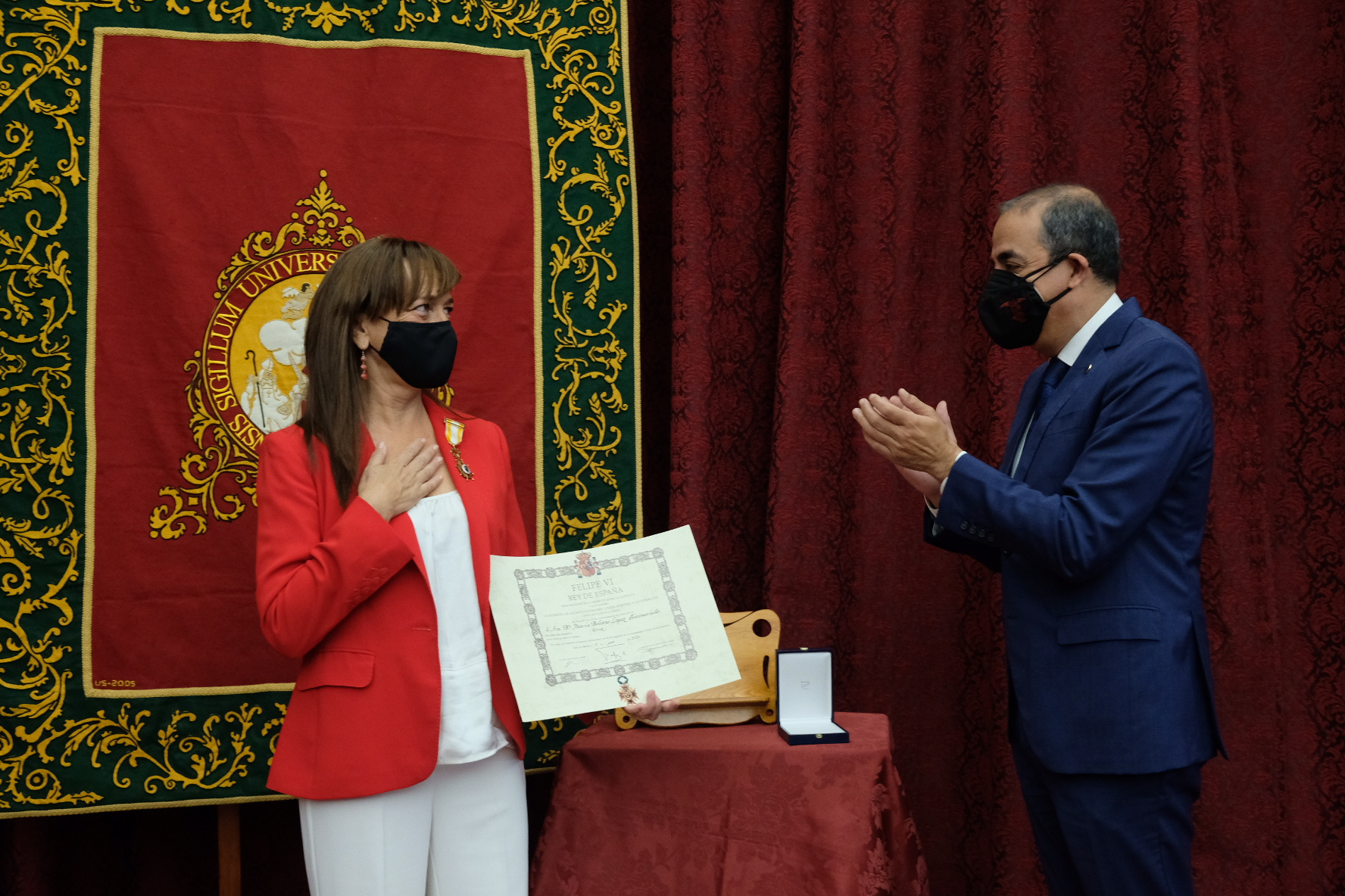 El rector de la US hace entrega  la Cruz de la Orden de Isabel la Católica