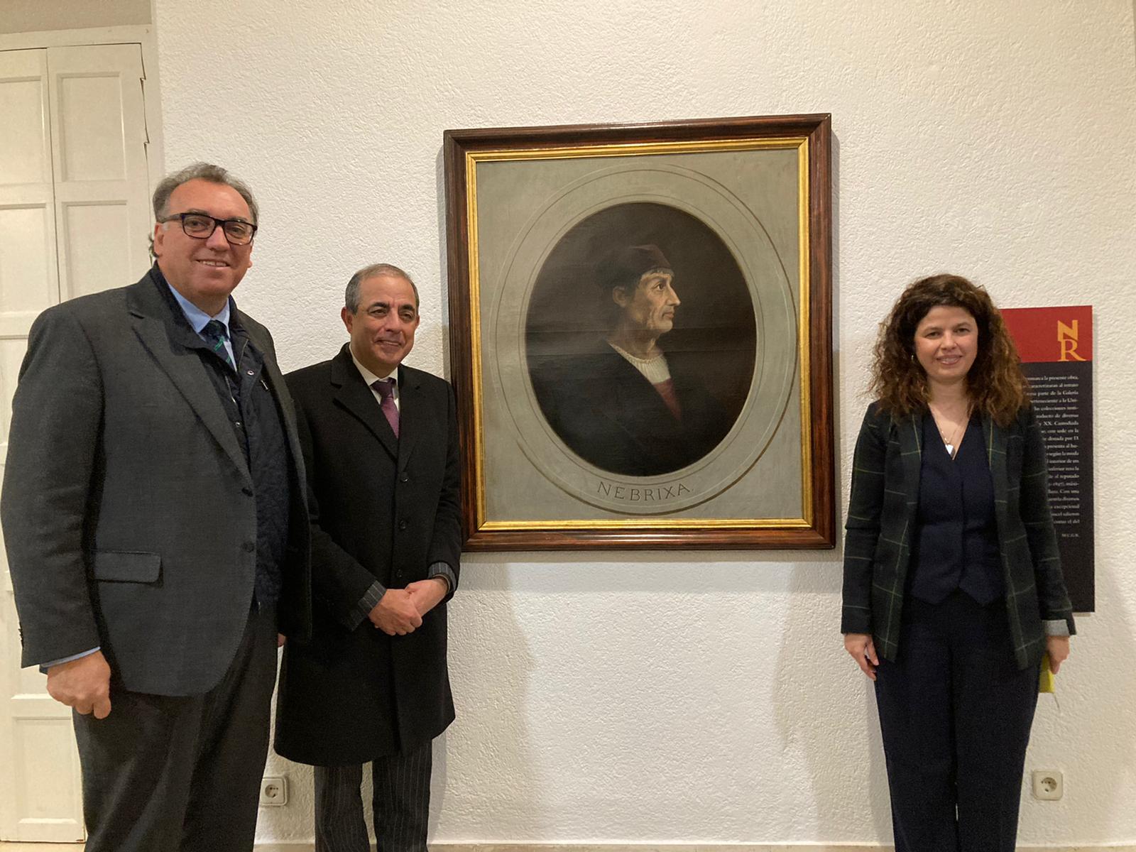 Arturo Bernal, Miguel Ángel Castro y Lola Pons posan junto al retrato de Elio Antonio de Nebrija