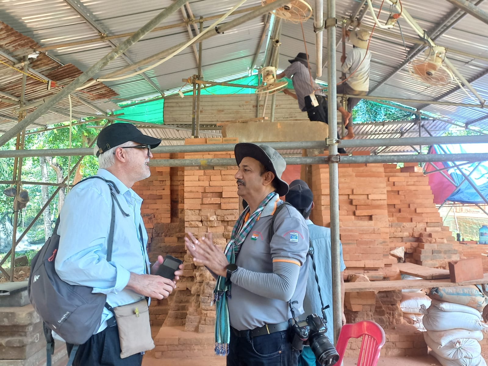 Fernando Poyatos (izquierda) con uno de los responsables del Museo