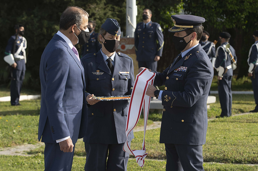 El rector, Miguel Ángel Castro, recibe la Gran Cruz del Mérito Aeronáutico con distintivo blanco de manos del General Director de Enseñanza del Ejército del Aire, Enrique Jesús Biosca