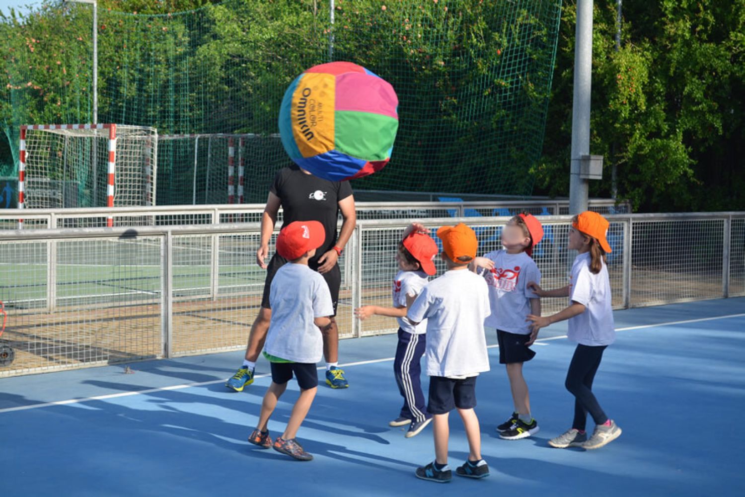 Foto de grupo de niños jugando