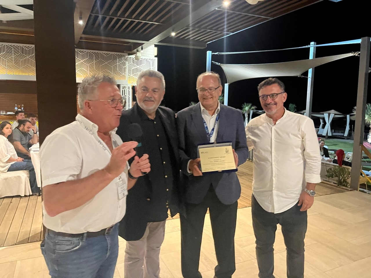 Aníbal Ollero con el premio