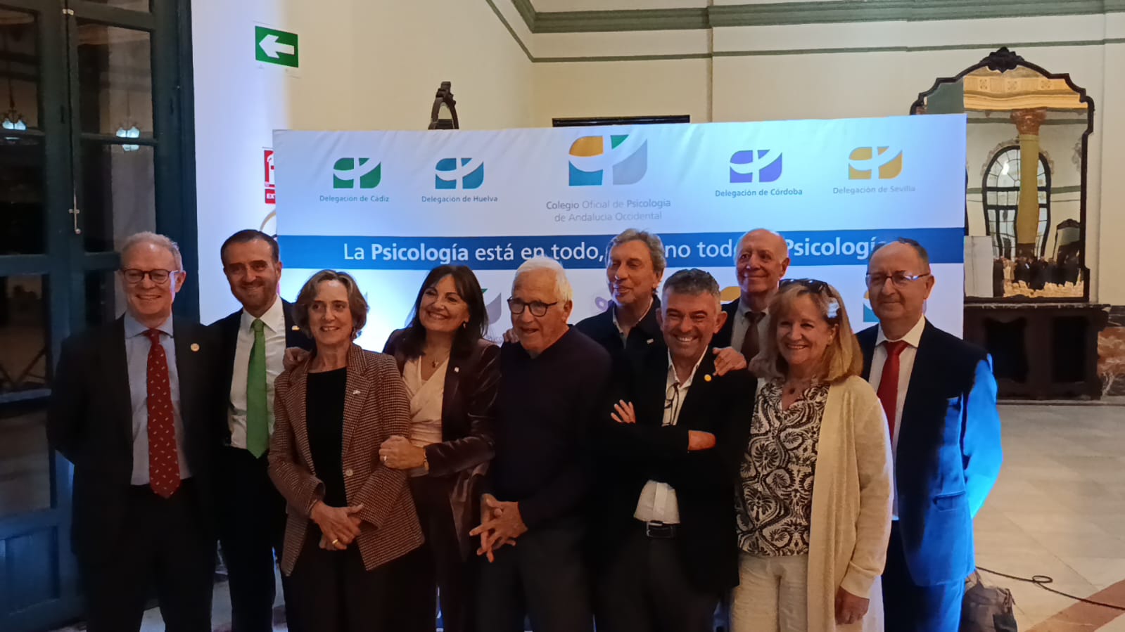 Grupo de decanos de Psicología en la recogida del premio