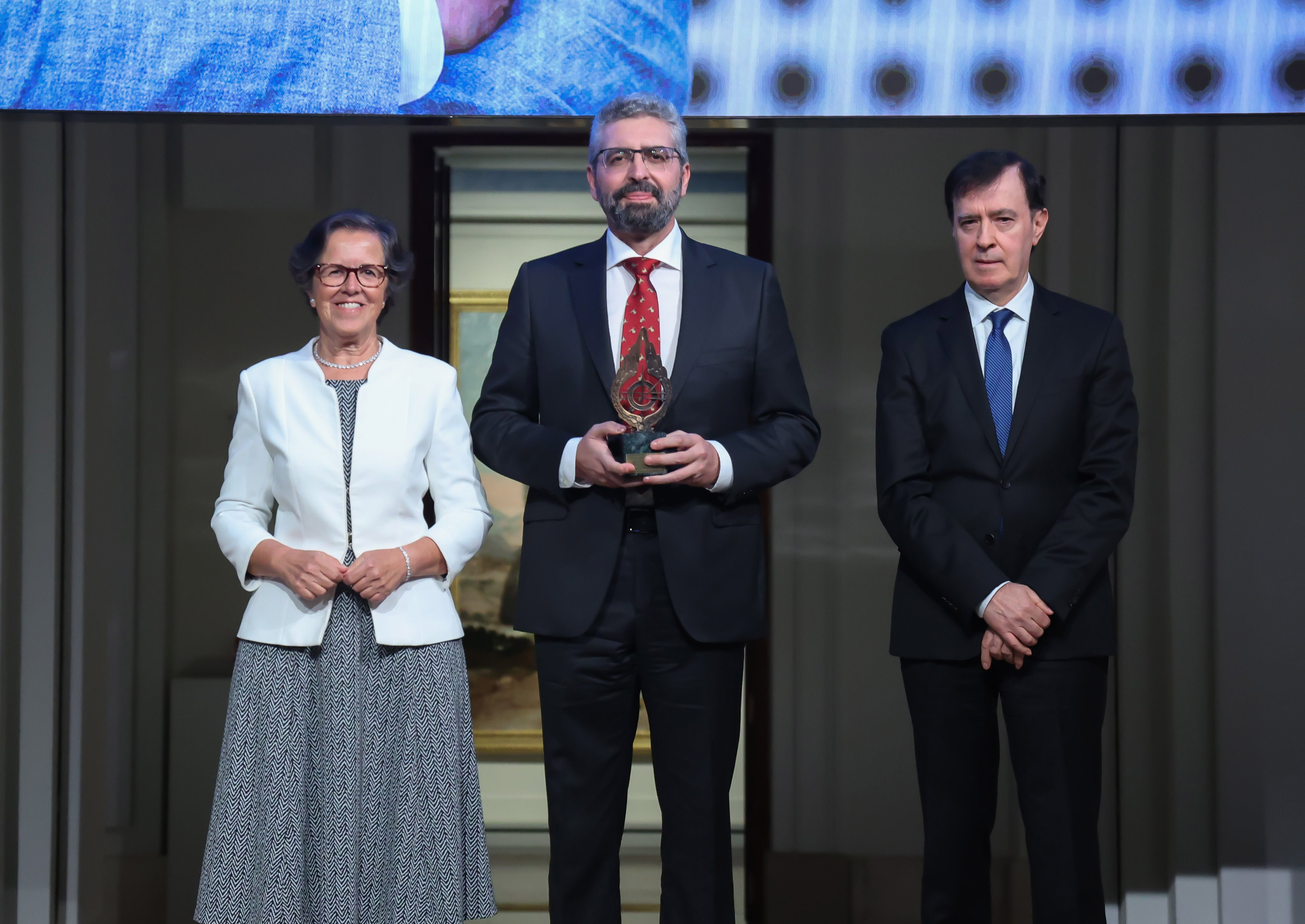 El profesor Ruiz-Cortés recoge el premio