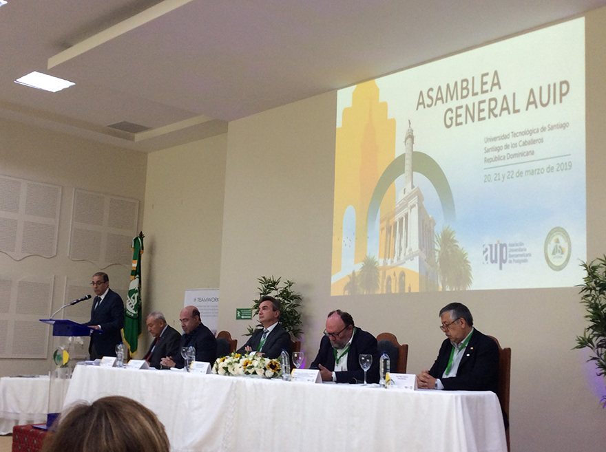 El rector de la US toma la palabra durante el encuentro celebrado en la sede de la Universidad Tecnológica de Santiago