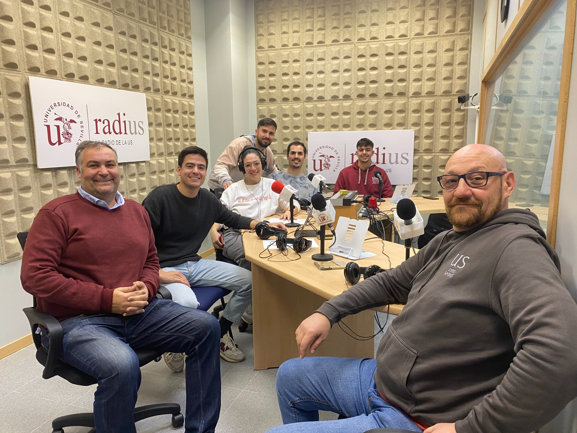El equipo de SADUS Radio grabando el último programa