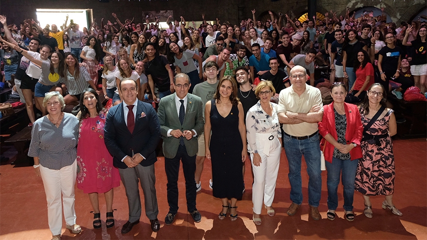 autoridades y estudiantes en jornada de bienvenida us