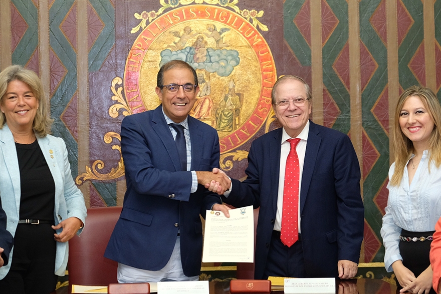 El rector de la Universidad de Sevilla, Miguel Ángel Castro Arroyo, y el presidente del Ateneo, Alberto Máximo Pérez Calero