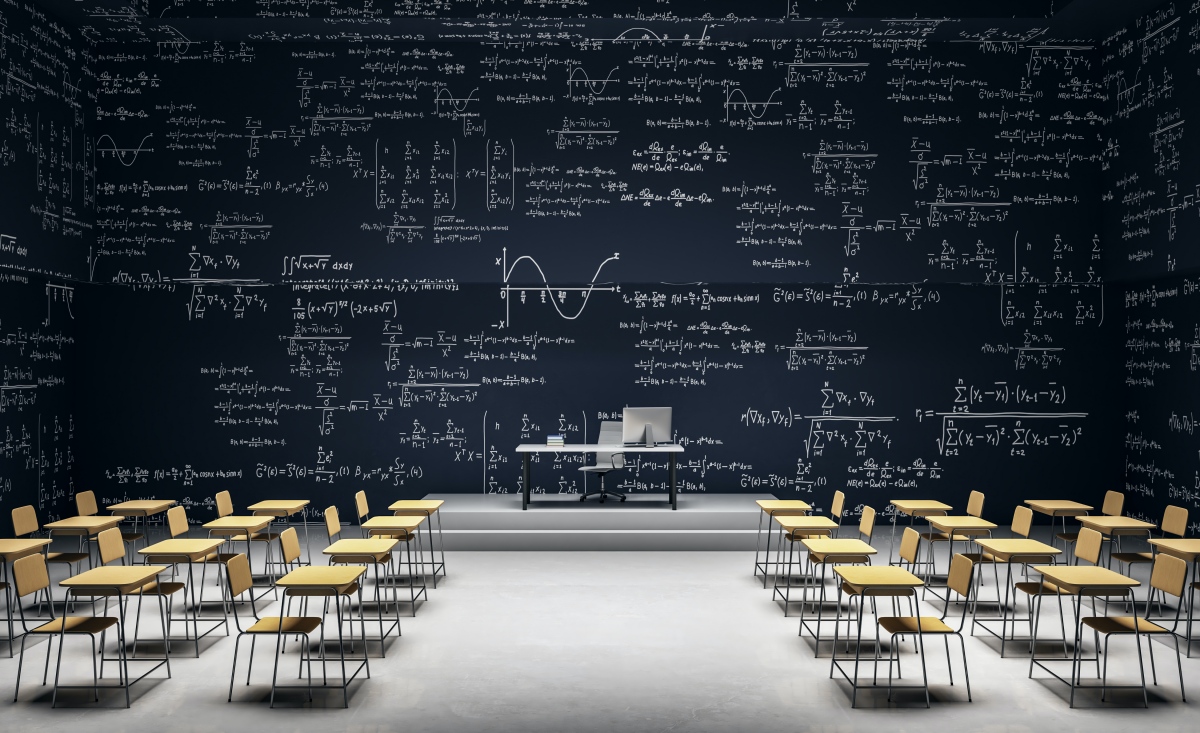 Aula de universidad con fórmulas matemáticas