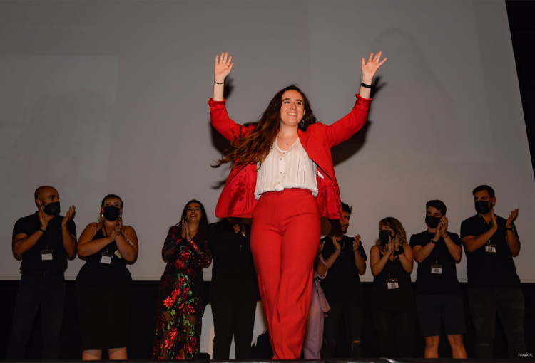 La organizadora de los Enea Shortfilm Awards Isabel Castro saluda al público durante la gala.