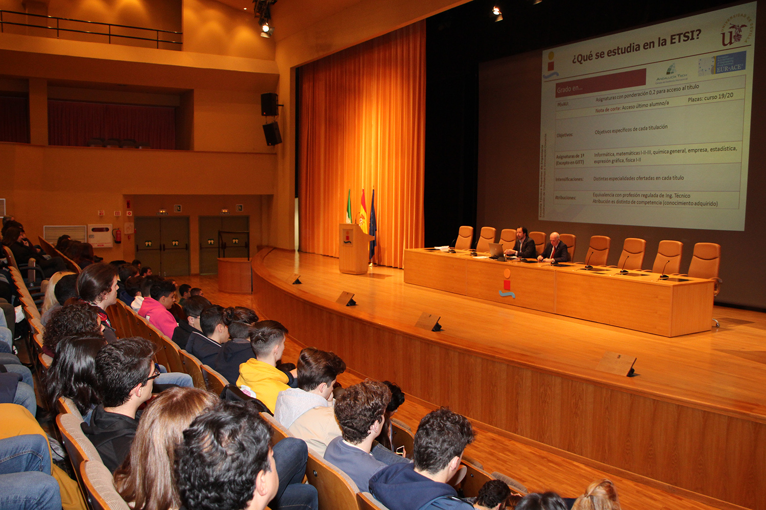 alumnos en el salón de la ETSI en unas jornadas preuniversitarias