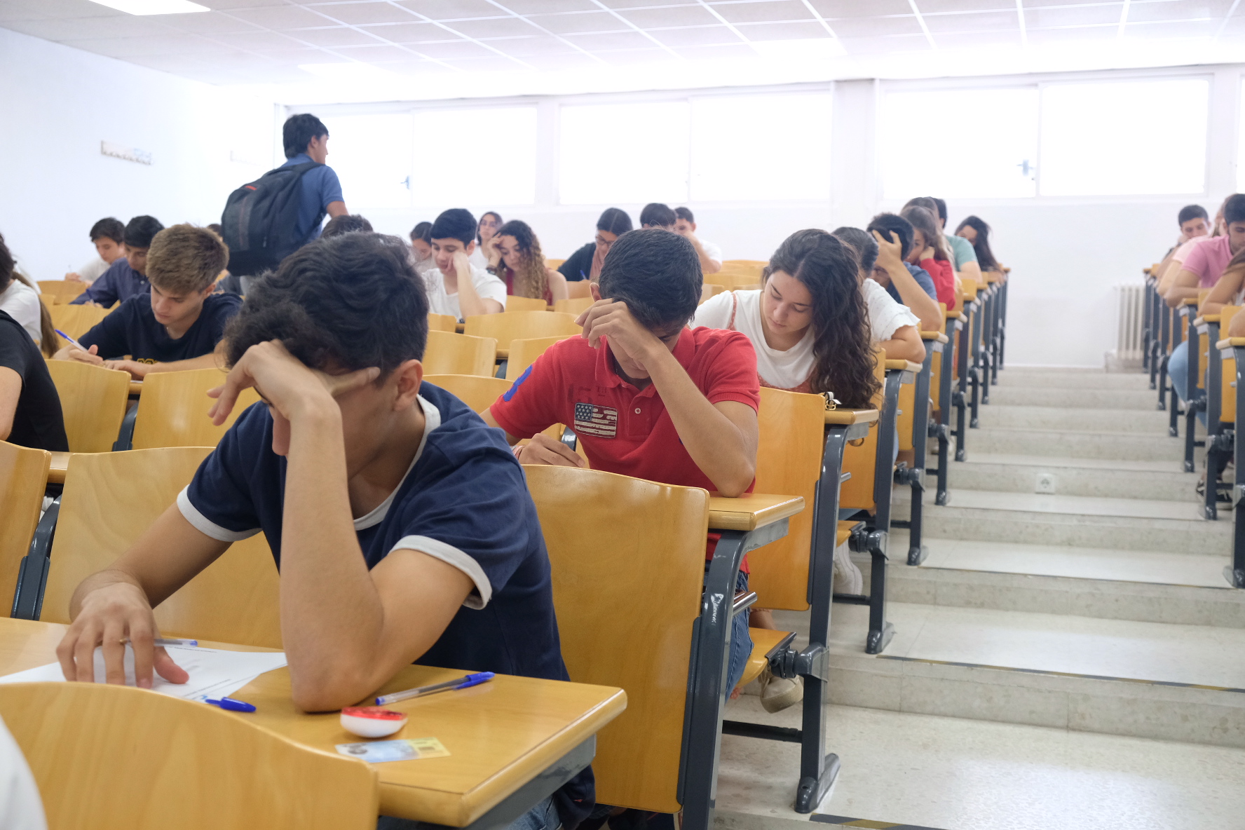 Alumnos realizando exámenes de acceso a la universidad