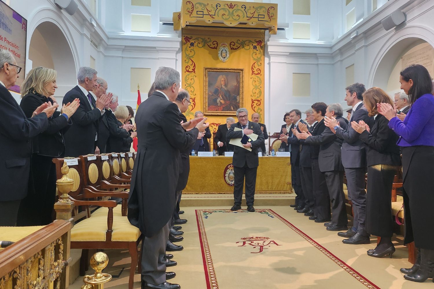 Momento de la entrega del premio a la Facultad de Farmacia