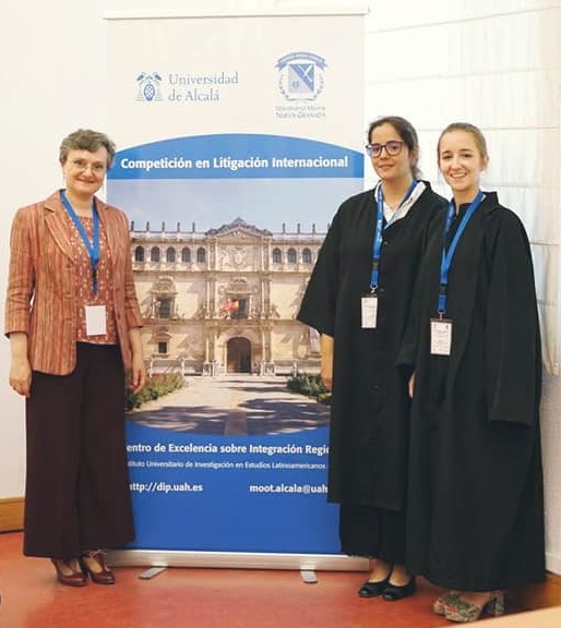 Las estudiantes Blanca Valverde Rodríguez y Julia Encarnación García Álvarez, participantes en la III Competición de Litigación Internacional