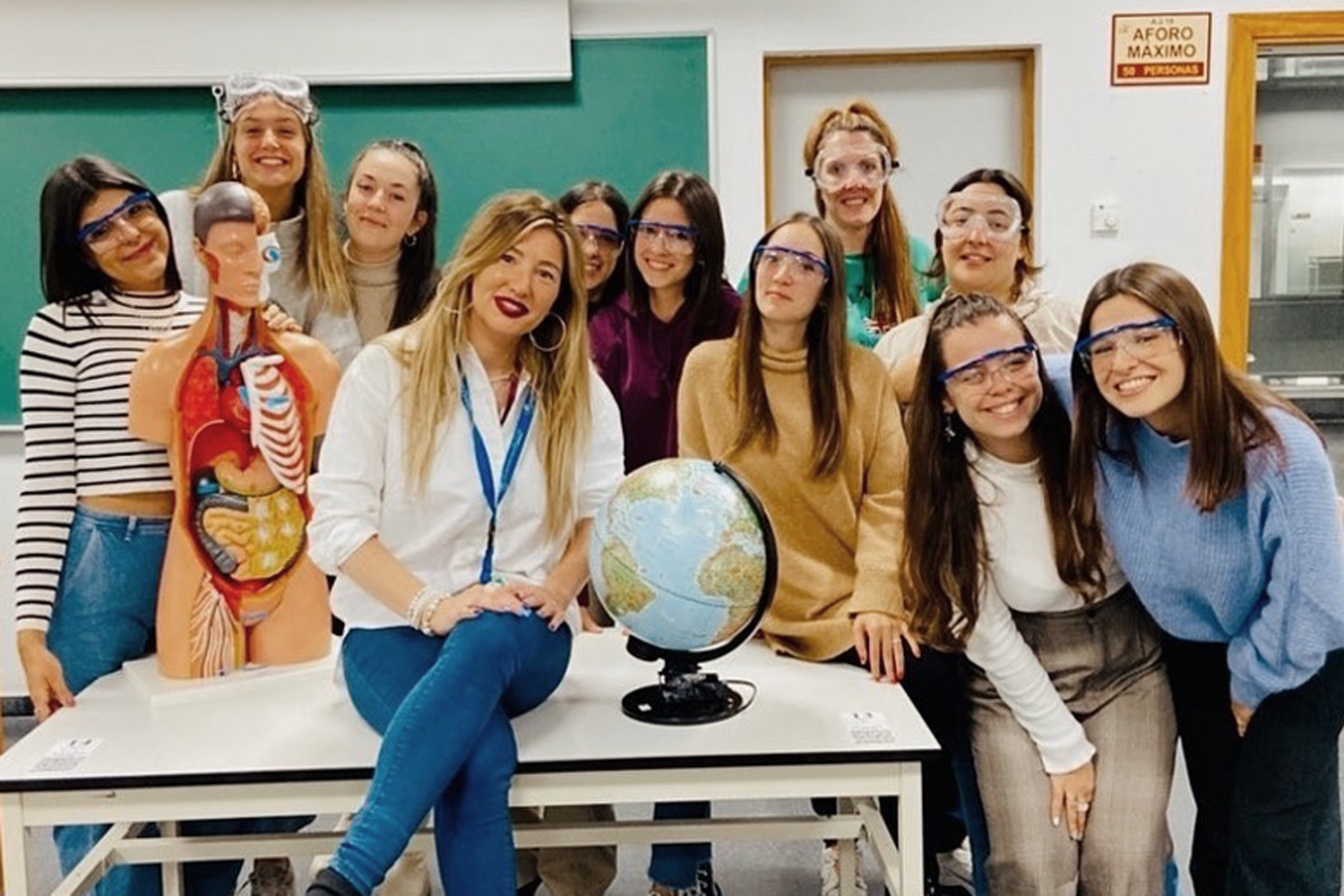 La profesora Gabriela Delord celebra el premio con sus alumnas