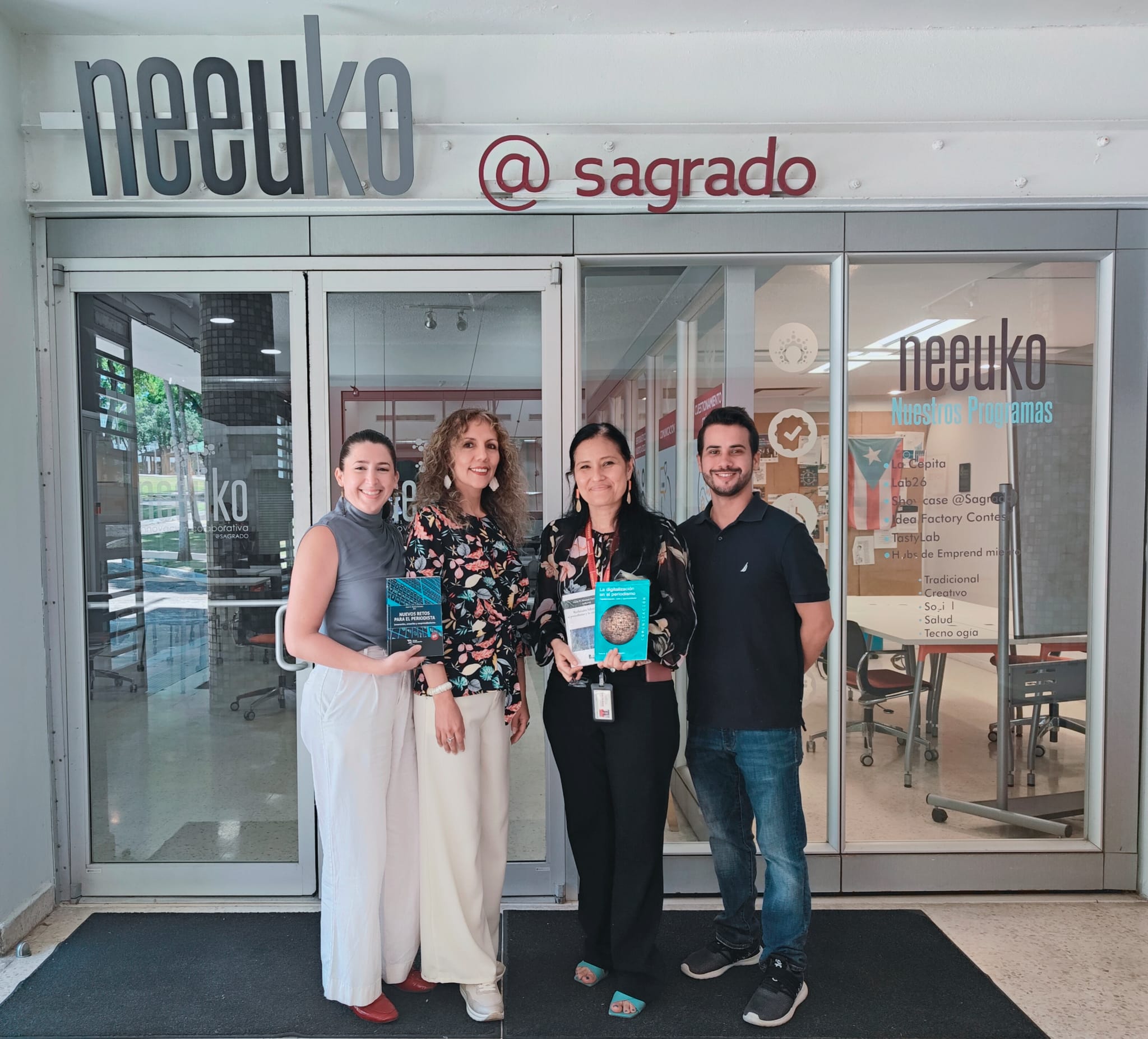 La profesora Hada Sánchez, con compañeros de la Universidad del Sagrado Corazón en San Juan